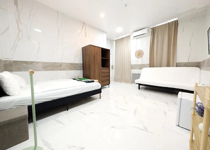 Elegant In Prime Location Apartment *