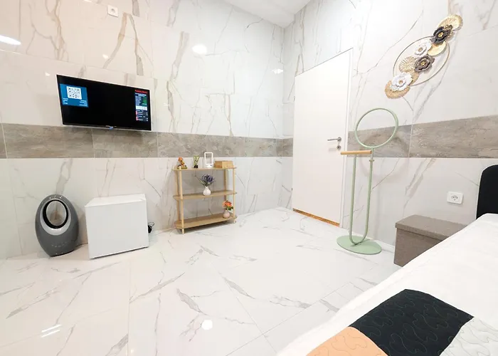 Apartment Elegant In Prime Location *