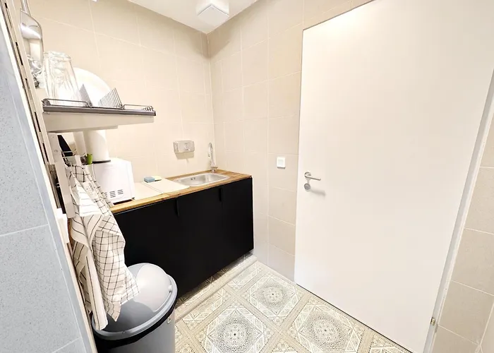 Elegant In Prime Location Apartment *